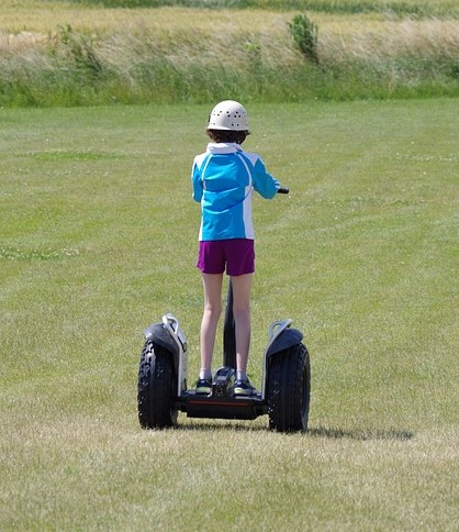 gyropode tout terrain sur du gazon