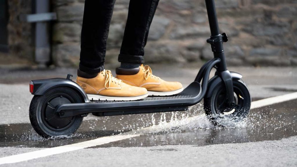 Trottinette sous la pluie