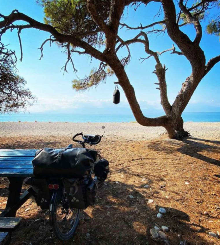 Vélo sur plage en Birmanie