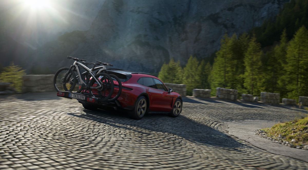 Porsche transportant un vélo électrique