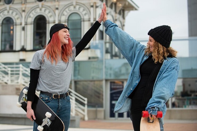 2 jeune fille heureuse en jouant au skate