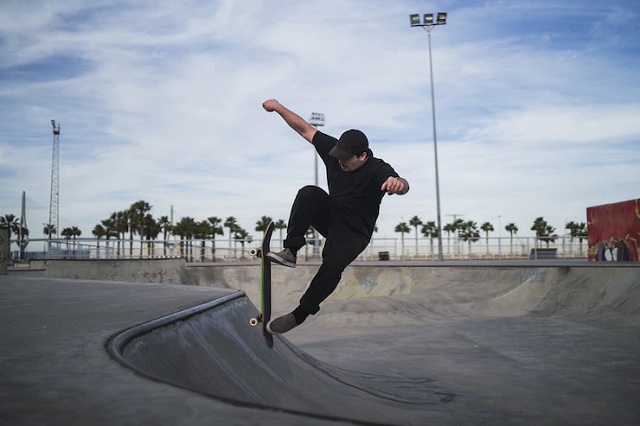 jeune homme jouant au skateboard