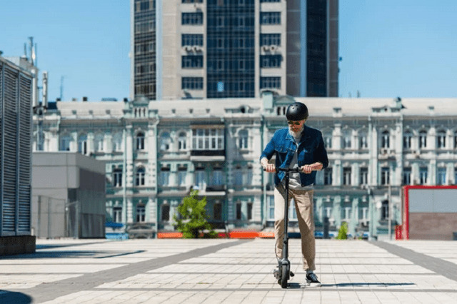 un homme d'affaire avec une trottinette électrique