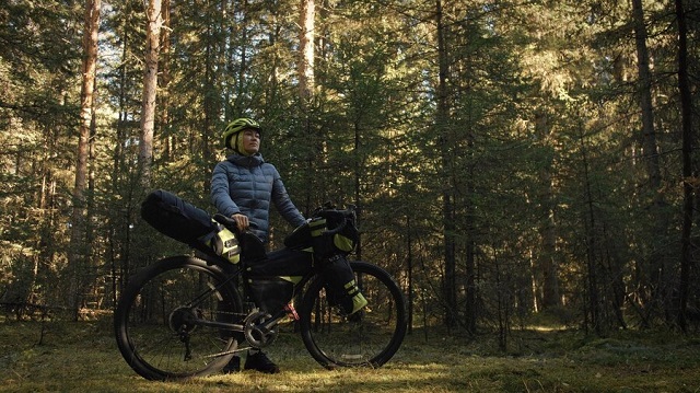  Une femme avec Vélo pour le bikepacking